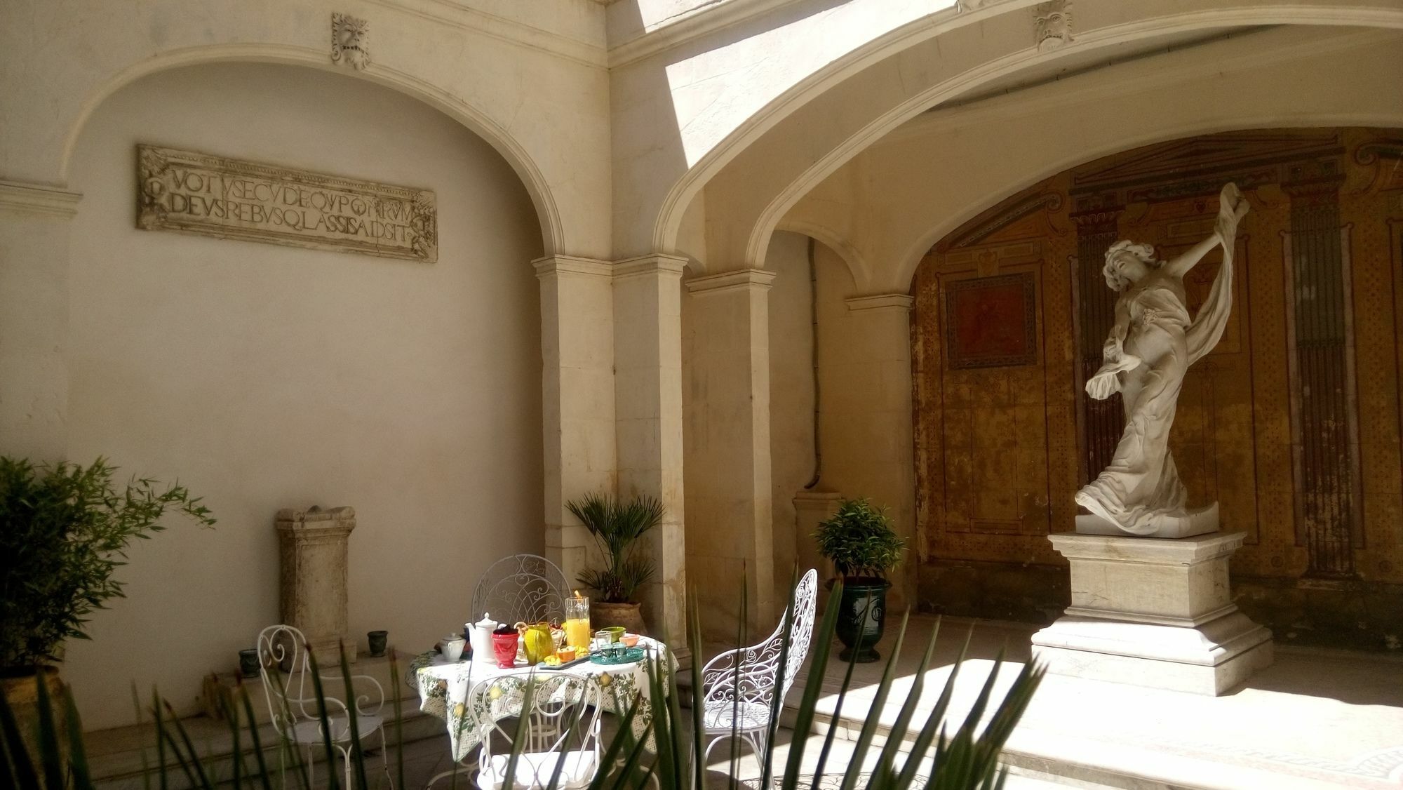 Palais De Luppé Bed and breakfast
